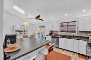 Micro-ondes, four, plaque de cuisson, lave-vaisselle