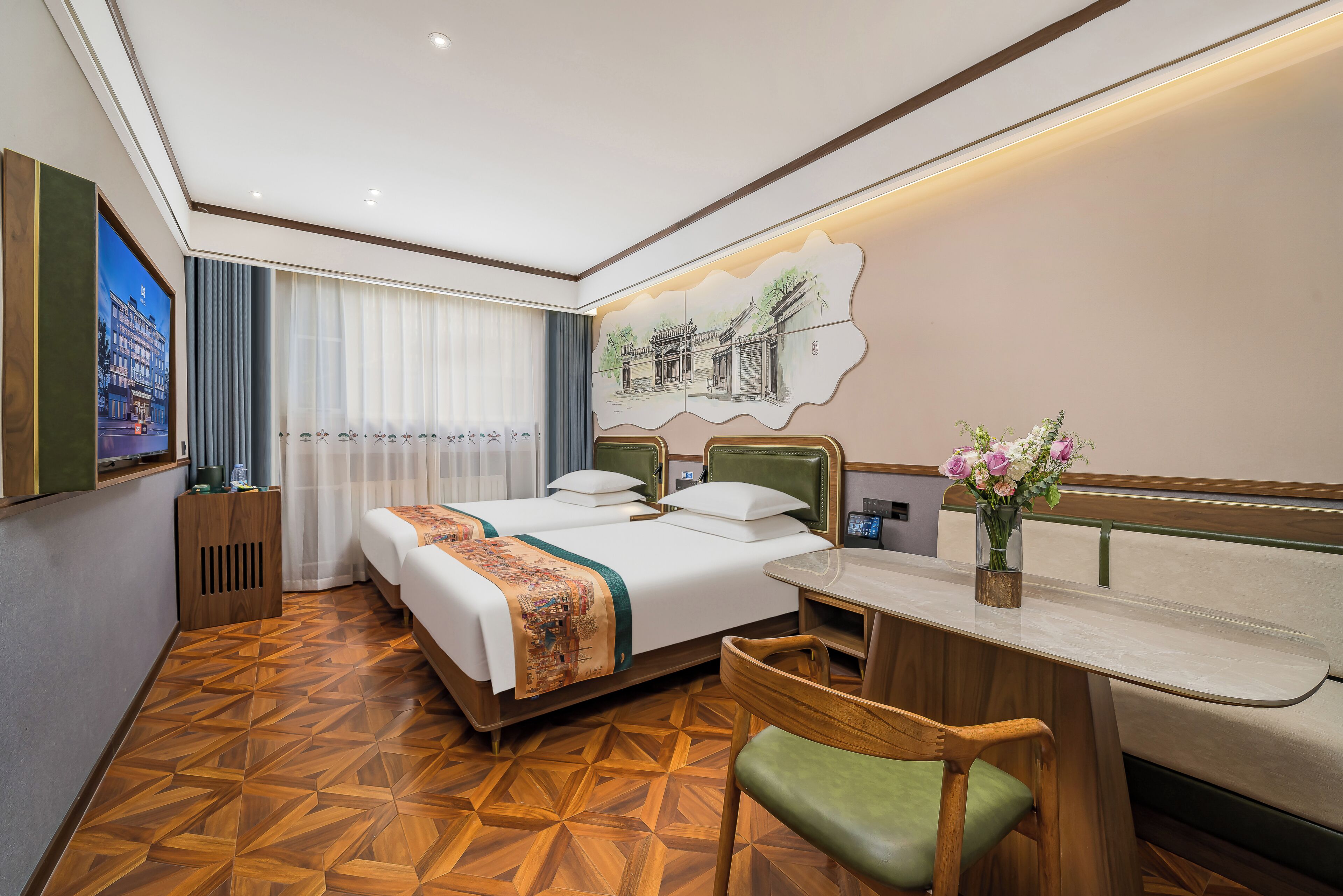 Habitación de hotel con cama, escritorio, silla, televisor y un cuadro en la pared.