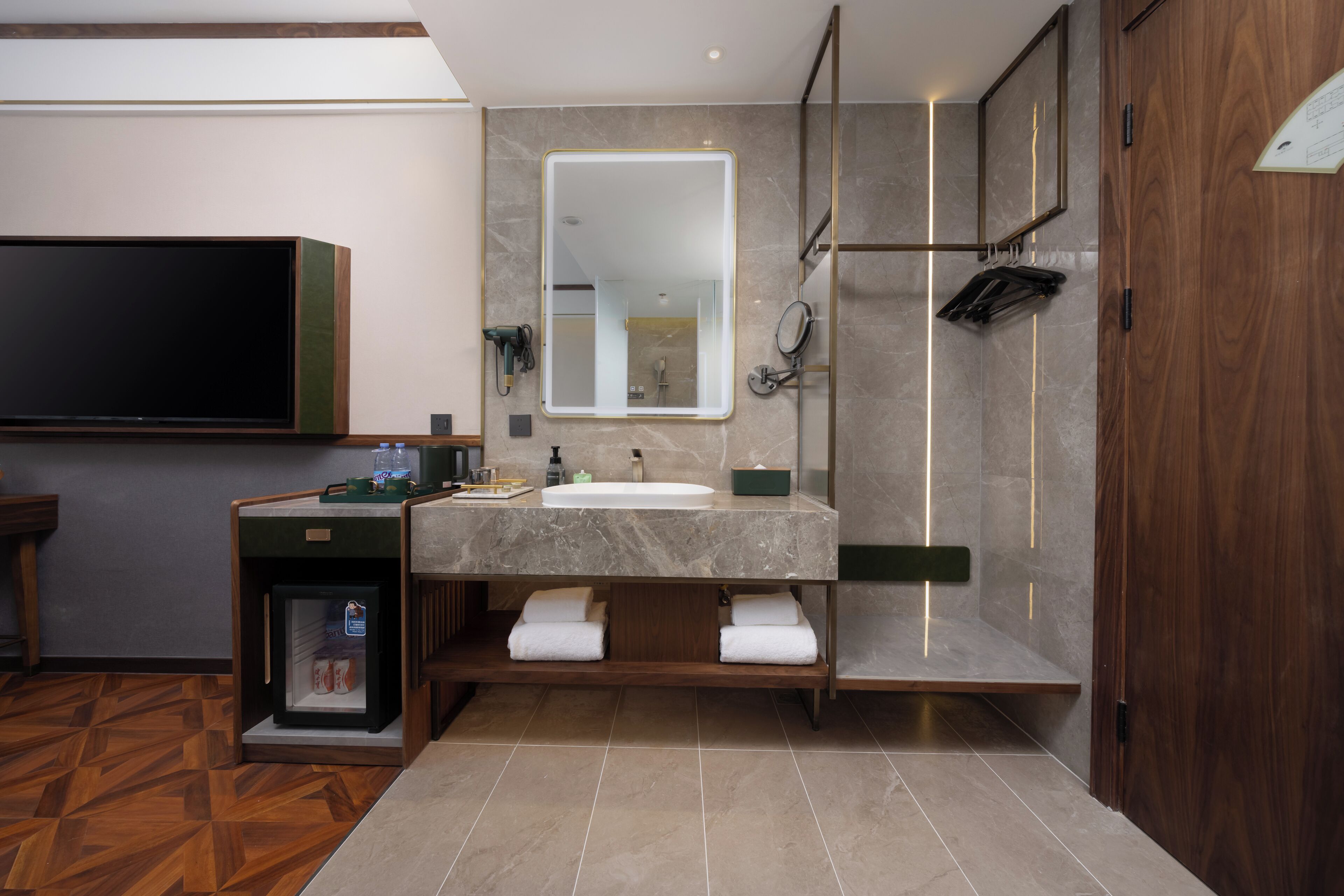 Een moderne badkamer met een grote spiegel, een wastafel en een douchegedeelte.