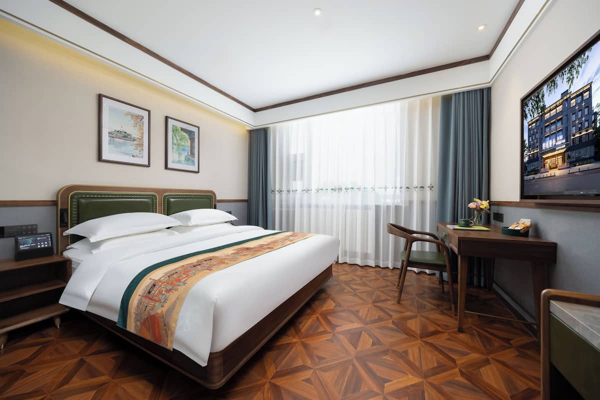 Premium bedding, pillowtop beds, free minibar, laptop workspace