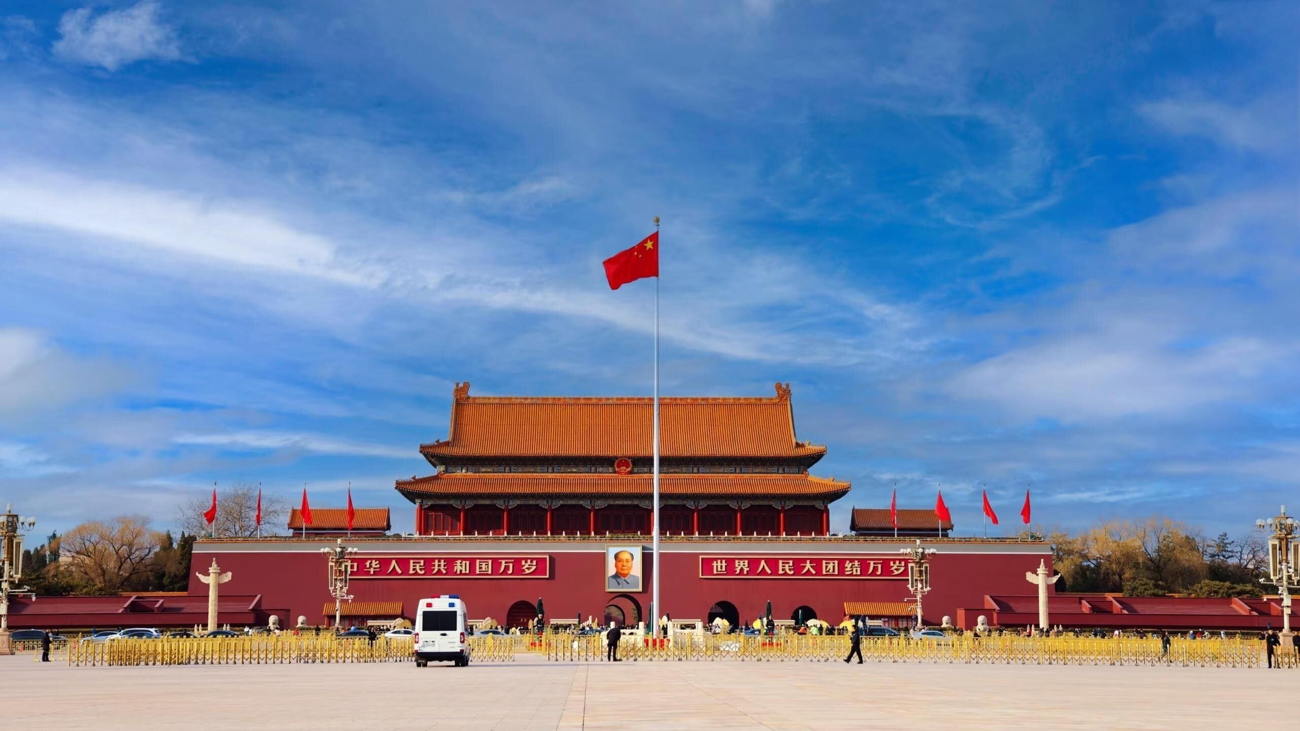 Ein traditionelles chinesisches Gebäude mit rotem Dach und einer Fahnenstange mit einer roten Flagge.