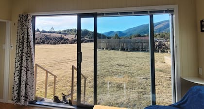Cosy getaway in the forest - views and birdsong galore