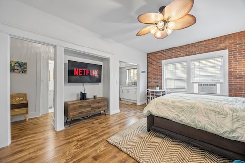 Updated Studio in Downtown Long Beach - Walk to Everything