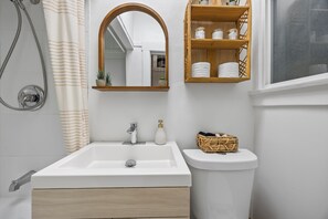 Secadora de cabello, toallas, jabón, papel de baño 