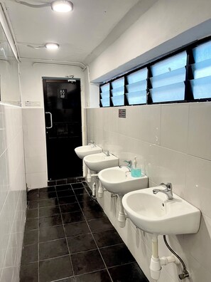 تجهيزات دش، مستلزمات مجانية للعناية الشخصية، مجففات شعر، مناشف