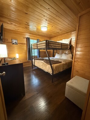 4 bedrooms, iron/ironing board, free WiFi, bed sheets