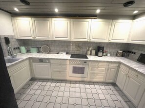 Fridge, oven, stovetop, dishwasher