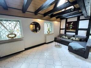 Televisión, chimenea y futbolito 