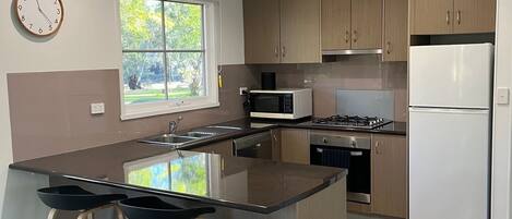 Micro-ondes, four, plaque de cuisson, lave-vaisselle