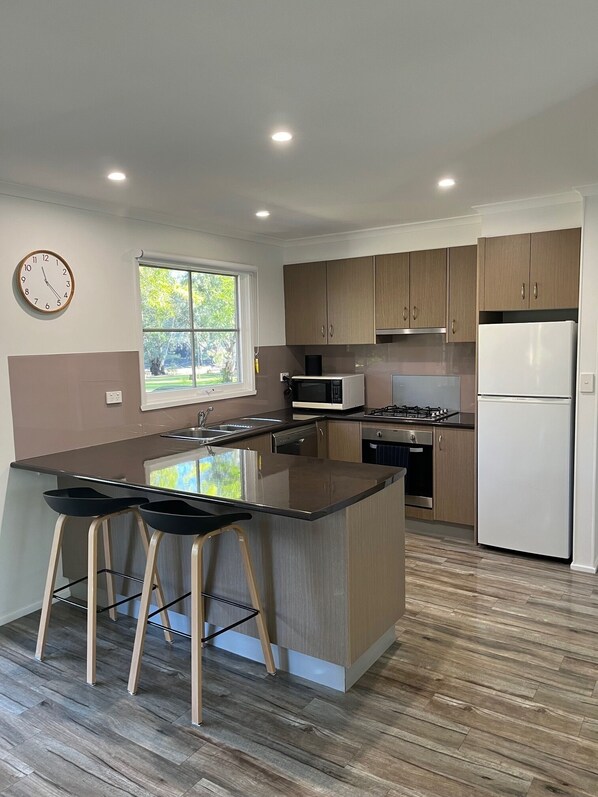 Mikrowelle, Ofen, Herdplatte, Geschirrspüler