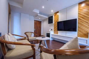 Executive Suite, Non Smoking | Living area