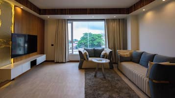 Presidential Suite, City View | Living area
