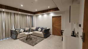 Suíte presidencial, vista para a cidade | Cofres nos quartos, escrivaninha, espaço de trabalho para notebook