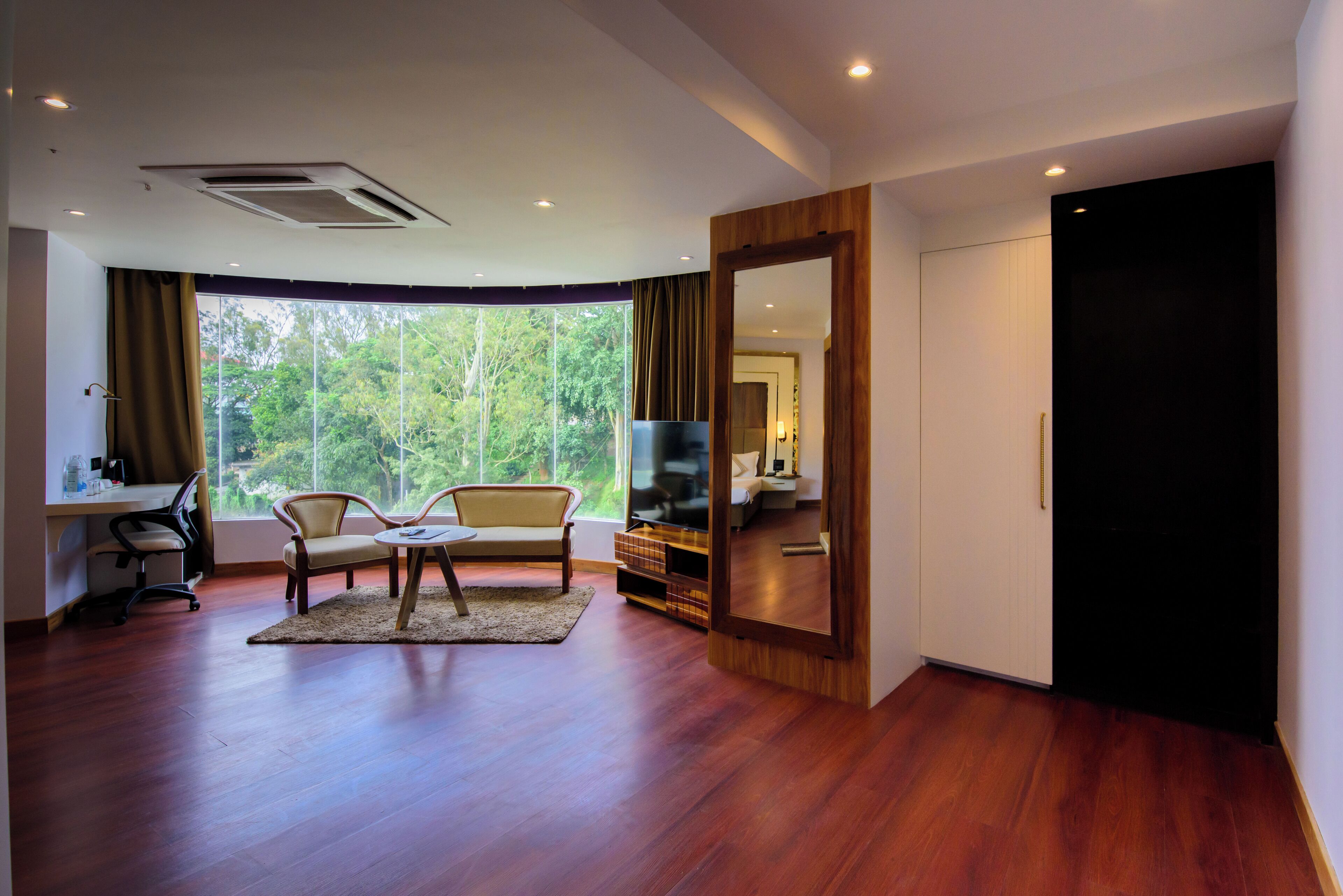 Executive Suite | In-room safe, desk, laptop workspace, soundproofing