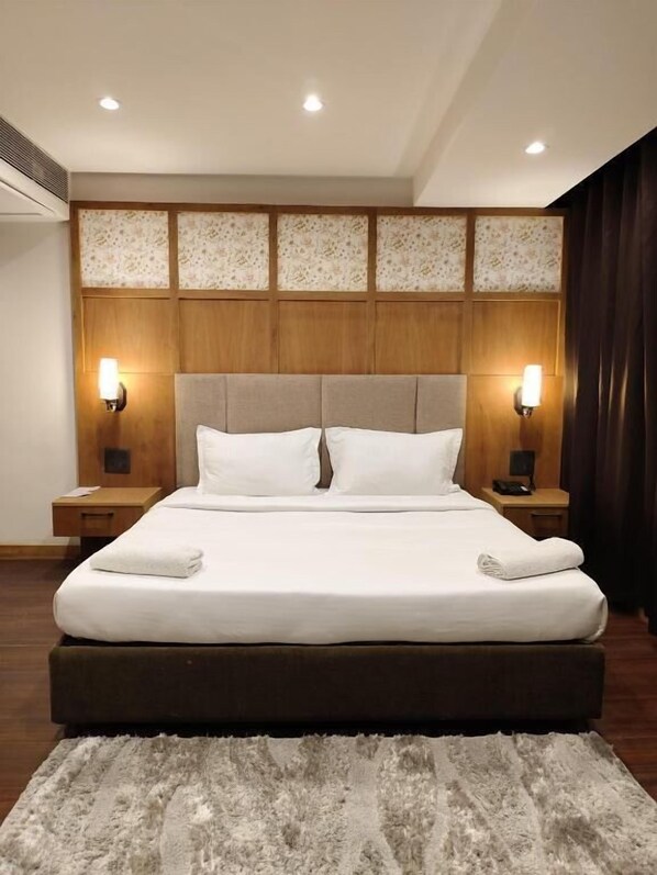 Suite Exécutive, non-fumeurs | Coffres-forts dans les chambres, bureau