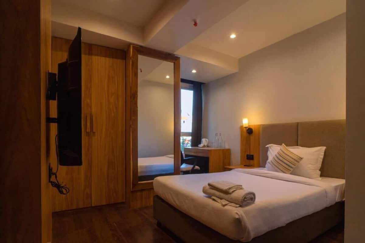 In-room safe, desk, laptop workspace, soundproofing