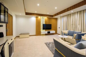 Suite presidencial, vistas a la ciudad | Zona de estar | Una televisión