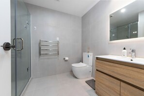 Dusche, Handtücher, Toilettenpapier