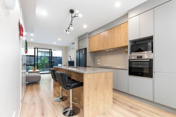 Microwave, oven, stovetop, dishwasher - Modern & Cozy 2BR Harborlight Terrace (Auckland)