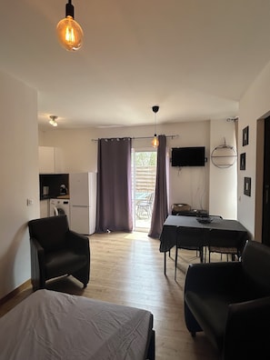1 chambre, fer et planche Ă repasser, draps fournis