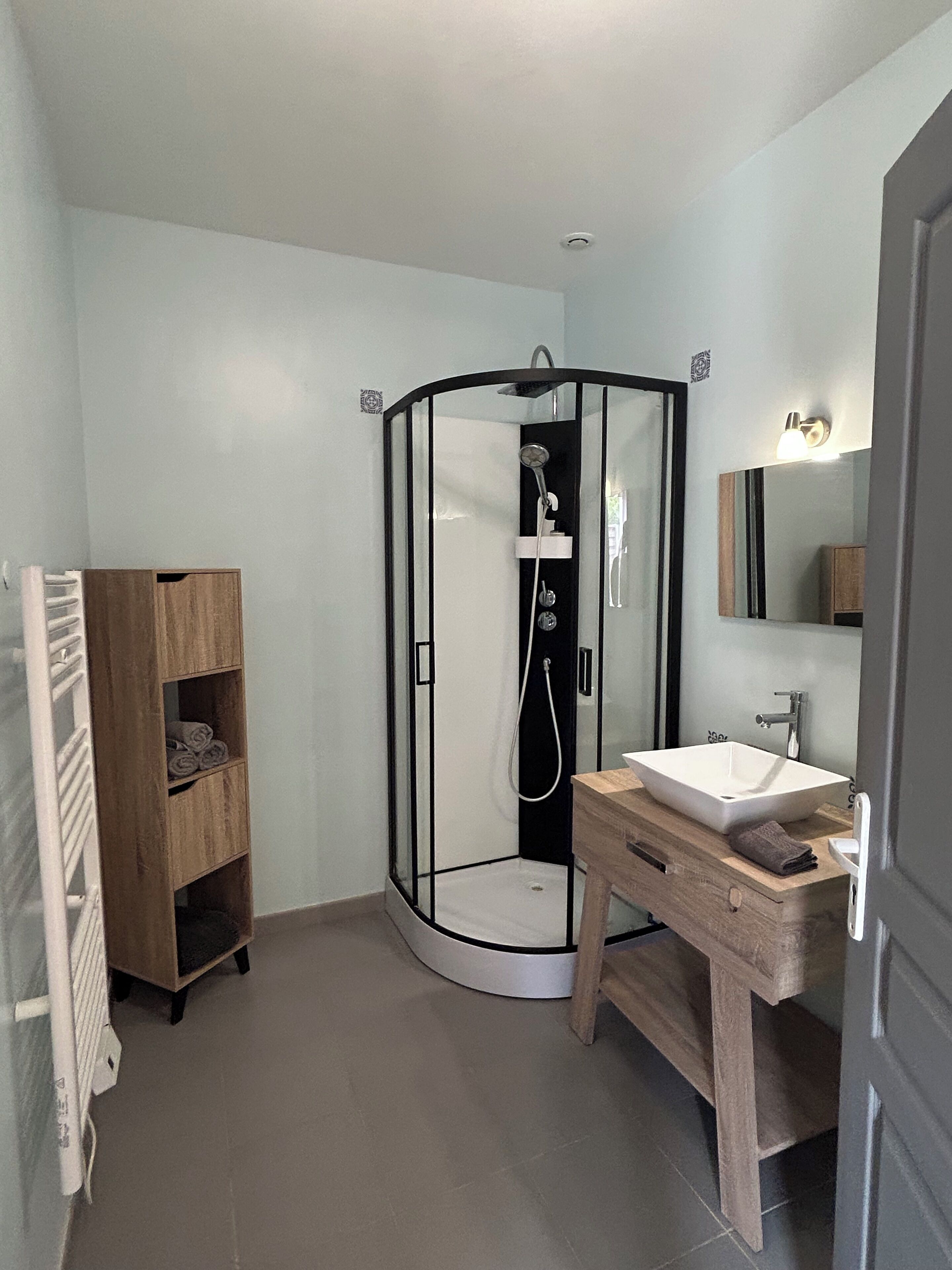 Ducha, secador de pelo, toallas y jabón