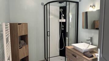 Ducha, secador de pelo, toallas y jabón