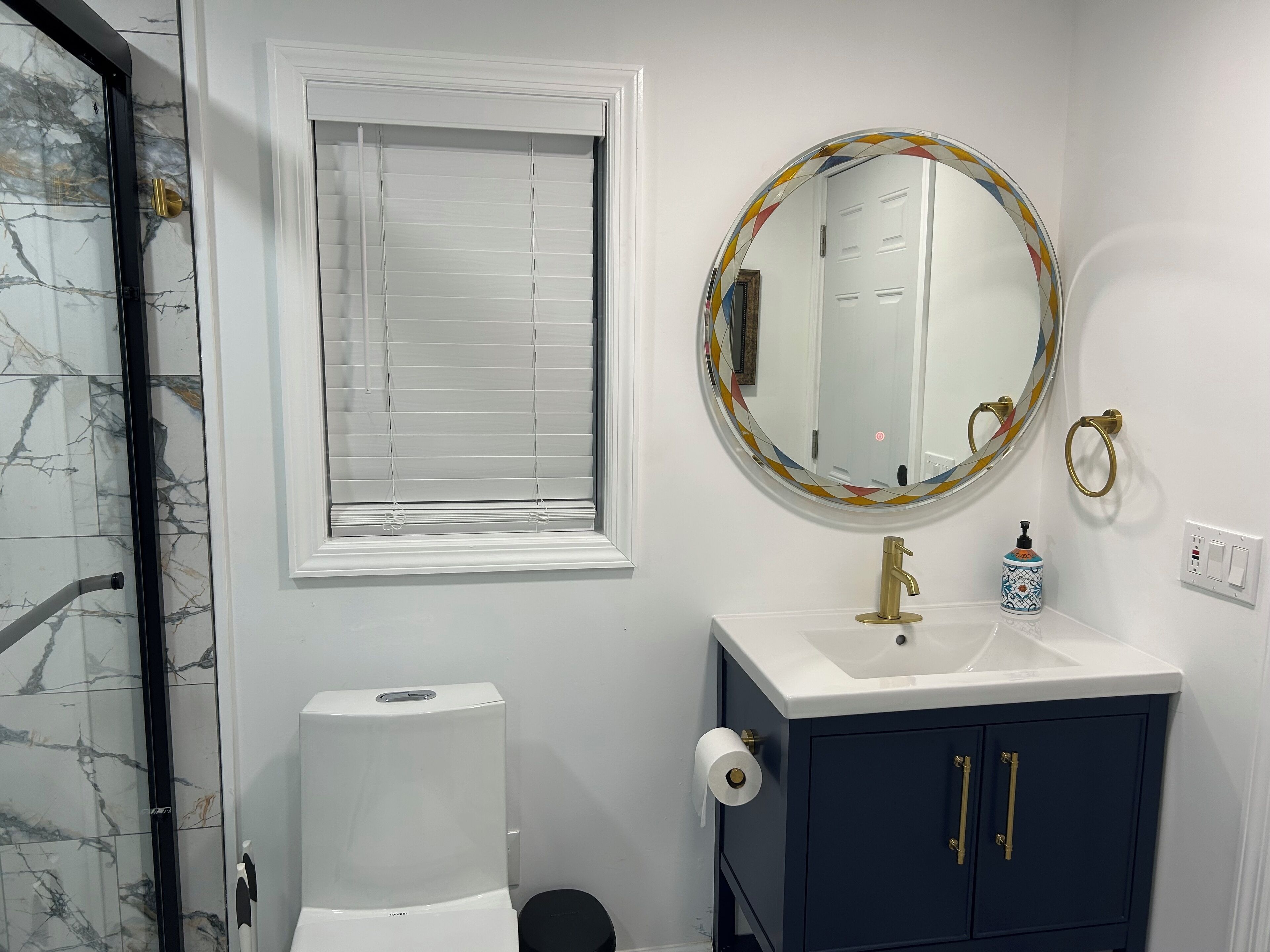 Dusche, Haartrockner, Seife, Toilettenpapier