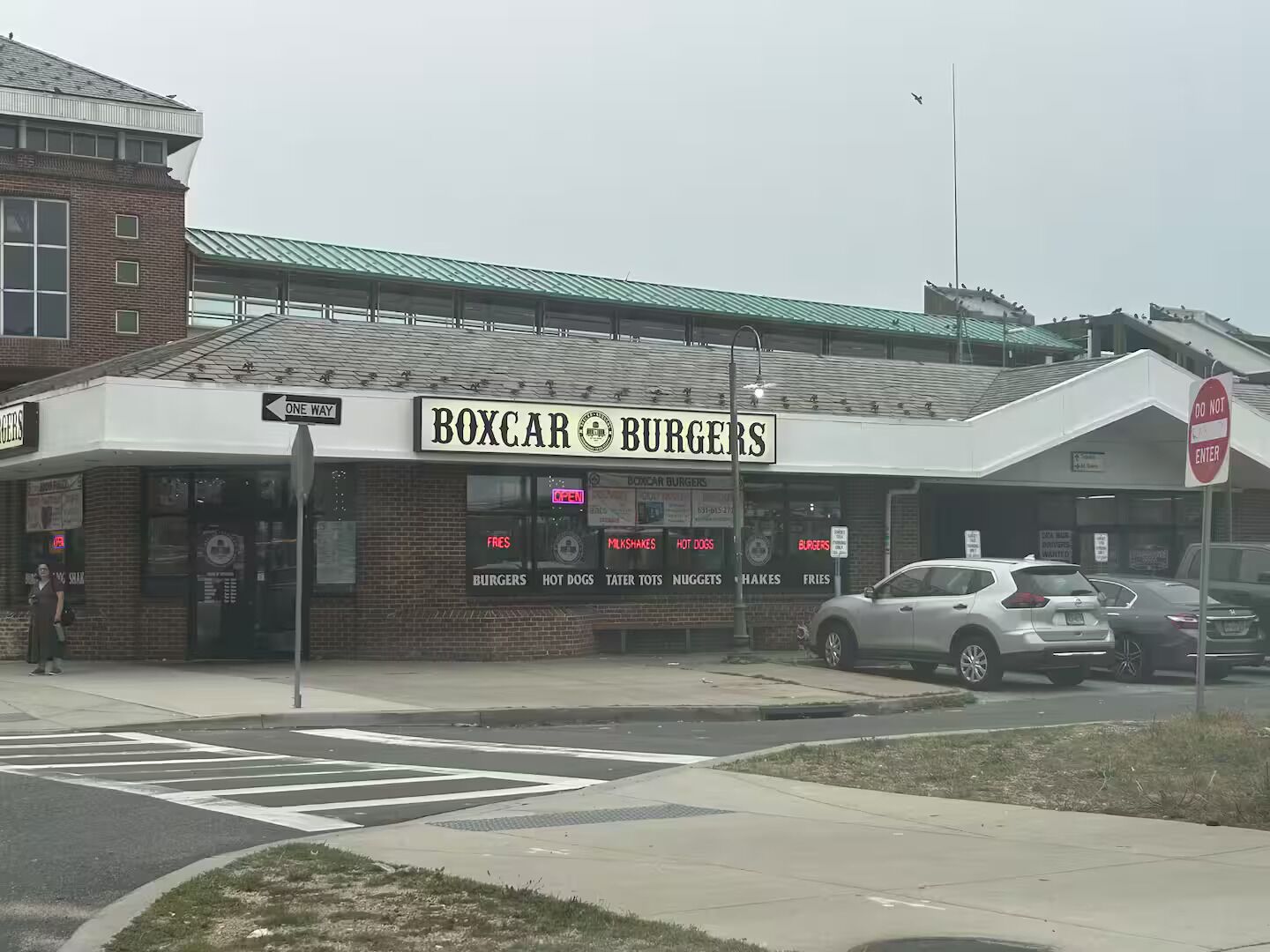 En bygning med et skilt for 'Boxcar Burgers' og et 'Adgang Forbudt'-skilt.