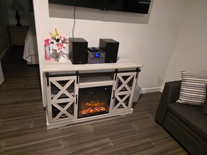 Smart-TV, Kamin, Stereoanlage