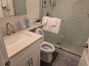 Dusj, hårføner, håndklær og såpe