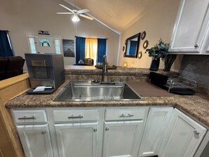 Fridge, microwave, oven, stovetop - The Right End Retreat (10 Minutes to the Beach) (Myrtle Beach)