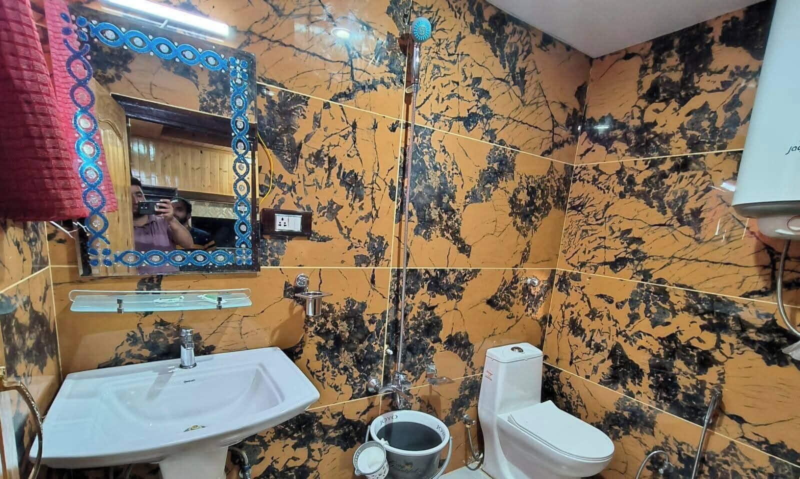 Habitación doble Premium, vista a la montaña | Baño | Toallas, jabón, shampoo, papel de baño 