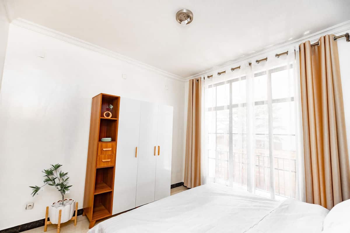 Comfort-Zimmer, 1 King-Bett, barrierearme Badewanne, Stadtblick | Bettwäsche aus ägyptischer Baumwolle, hochwertige Bettwaren
