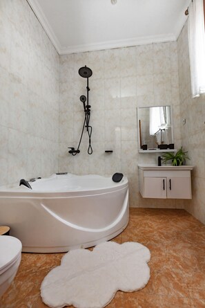 Hair dryer, slippers, towels, soap - Pillar House Inn (Kigali)