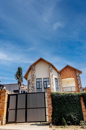 Fachada de la propiedad