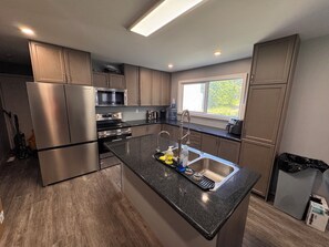 Mikrobølgeovn, ovn, kokeplater og oppvaskmaskin