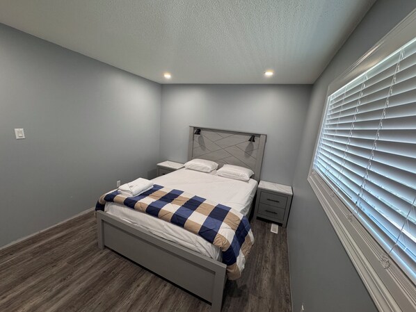 4 bedrooms, iron/ironing board, WiFi, bed sheets