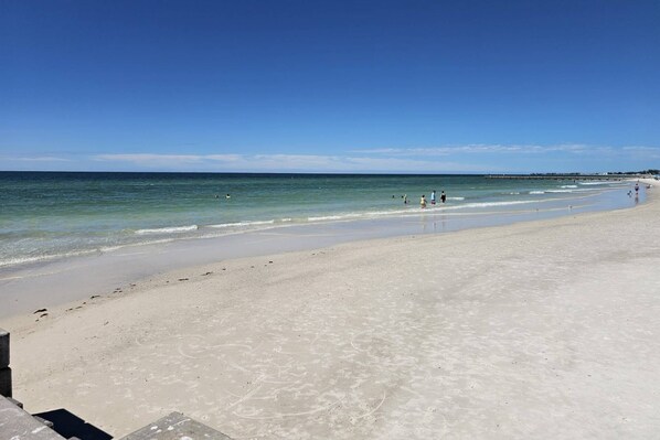 Plage, serviettes de plage, kayak, navigation en bateau à moteur