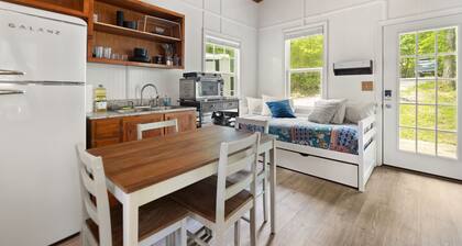 Karmic Loft Creekside Cabin - Peaceful, Wooded Seclusion