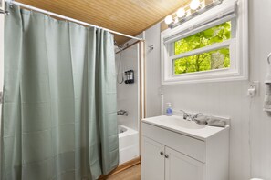 Dusj, håndklær, såpe og toalettpapir