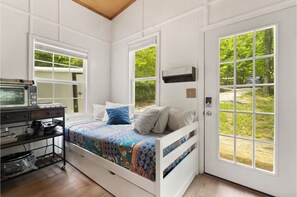 1 bedroom, WiFi, bed sheets, wheelchair access - NEW, Promo Pricing - Luxury Woodland Loft Retreat @ Red River Gorge (Stanton)