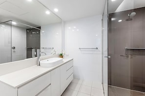 Douche, séchoir à cheveux, serviettes fournies, savon