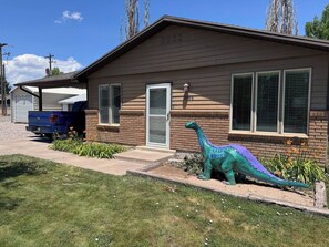 Exterior -  Dino Den local favorite! Close to town and dinosaur attractions. (Vernal)
