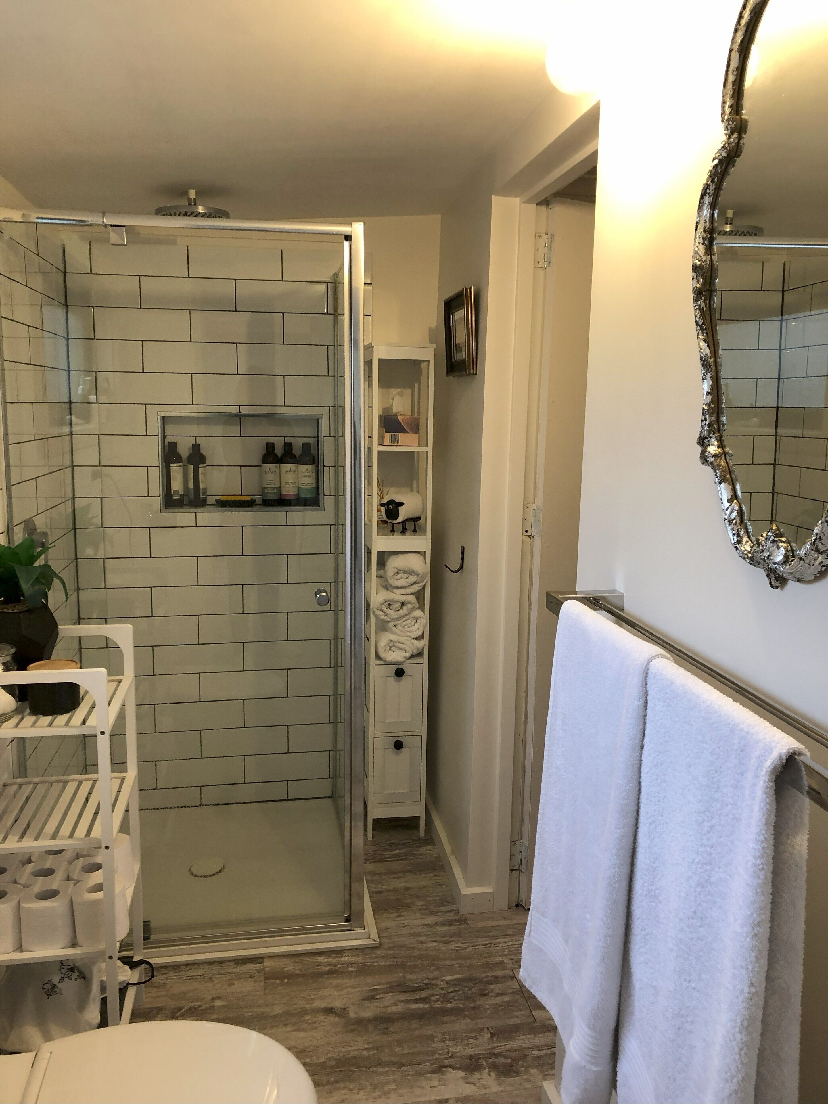 Dusj, miljøvennlige toalettsaker, hårføner og håndklær