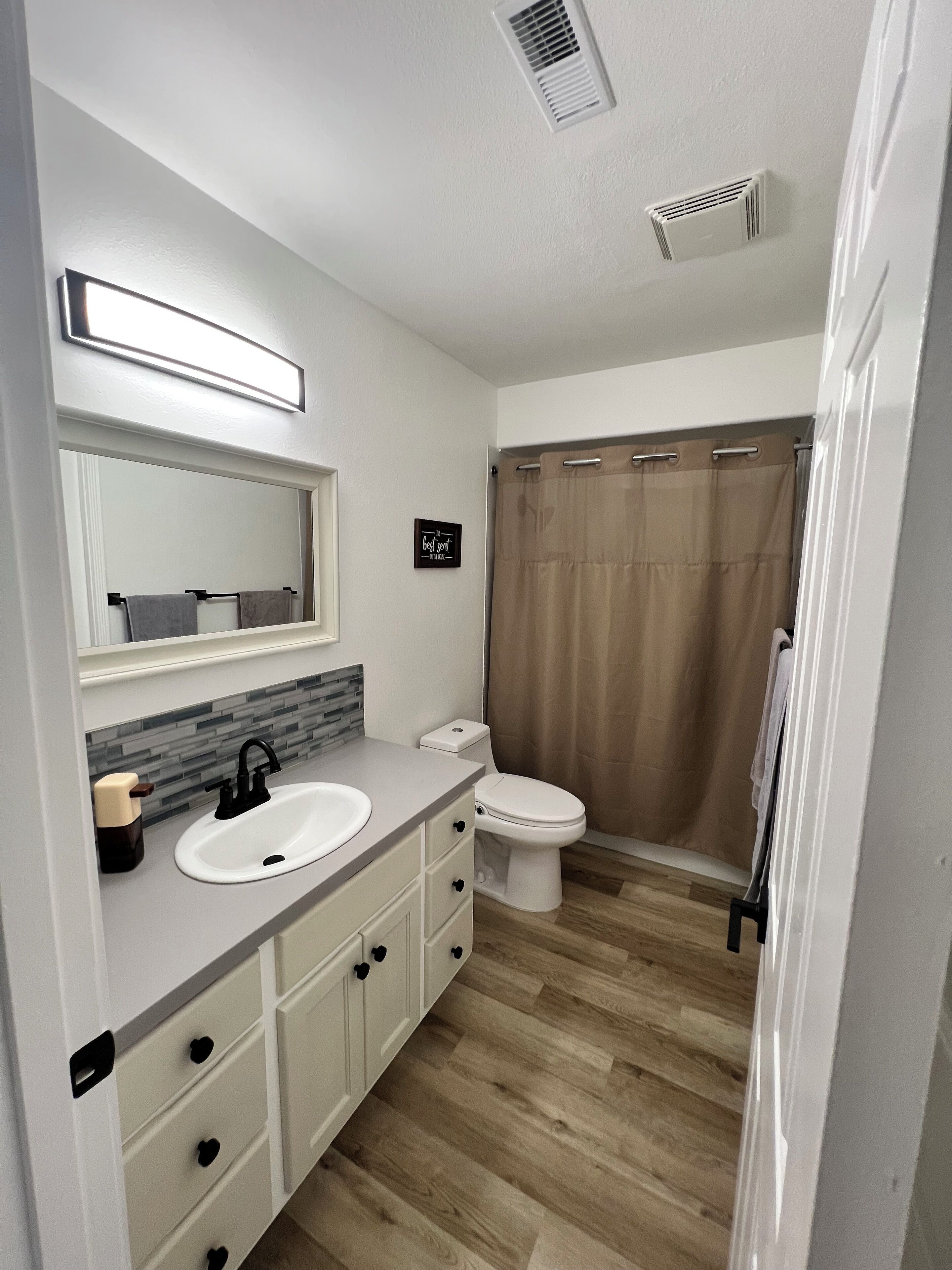 Sèche-cheveux, serviettes fournies, savon, papier toilette