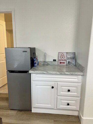 Charming 1-bedroom downstairs unit / suite with living room and AC in Marysville