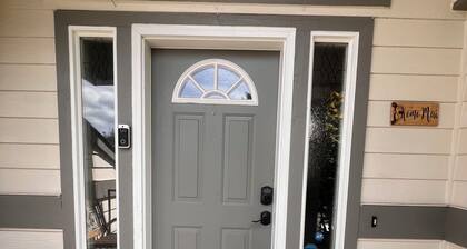 Charming 1-bedroom downstairs unit / suite with living room and AC in Marysville