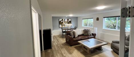 Een smart-tv, een open haard en boeken