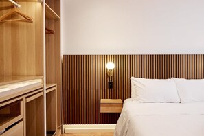 1 室のベッドルーム、デスク、アイロン / アイロン台、旅行用ベビーベッド