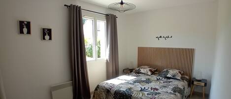 3 dormitorios, tabla de planchar con plancha, cuna de viaje